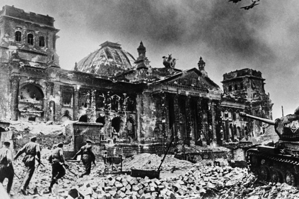 «Майскими короткими ночами, отгремев, закончились бои»